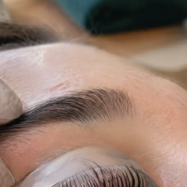 Geschwungene Wimpern nach dem Lifting
